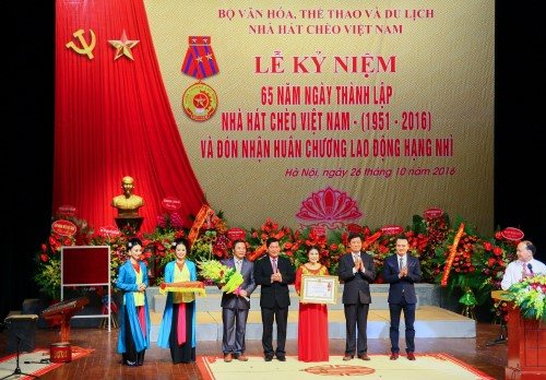Thừa ủy quyền của Chủ tịch nước CHXHCN Việt Nam, Thứ trưởng Bộ VHTTDL Huỳnh Vĩnh Ái trao Huân chương Lao động hạng Nhì cho Nhà hát Chèo Việt Nam